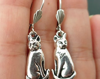 Beautiful earrings in the shape of a kitten