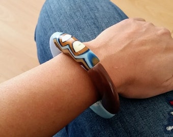 Elastic bangle with resin