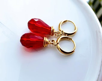 Simple and elegant earrings with cut glass beads in red and gold leverback