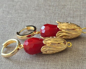 Earrings with tulip leaf-shaped caps, elegant with hooks, golden huggies in real gold plated