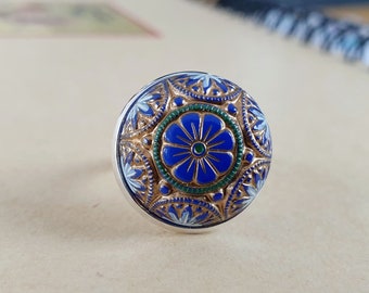 Precioso anillo con cabujones orientales azules, 18 mm, engaste plateado.