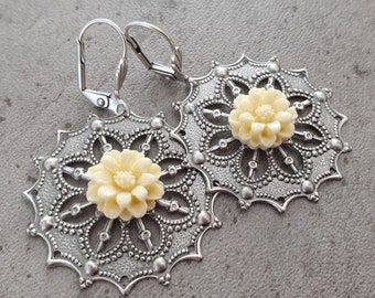 Pendientes delicados de filigrana y diseño floral