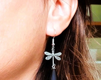 Long, elegant earrings with dragonfly, flower-shaped plastic beads and Bohemian beads.