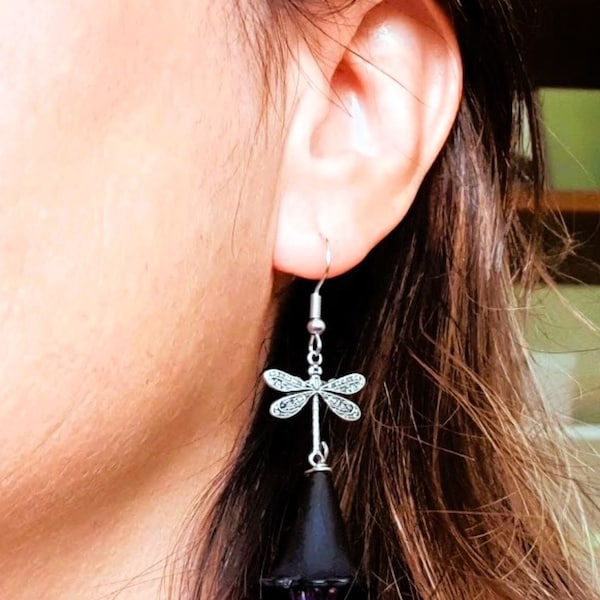 Lange, elegante oorbellen met libelle, bloemvormige kunststof kralen en bohemian kralen.  Boho chic stijl.