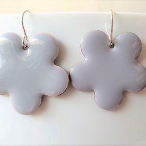 Pendientes en forma de flor color gris lila esmaltado imagen 1