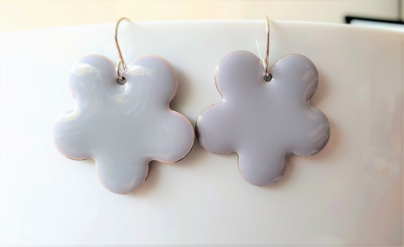 Pendientes en forma de flor color gris lila esmaltado imagen 1