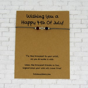 K&ouml;nnte beinhalten: Eine braune Karte mit dem Text "Wishing You a Happy 4th of July!" und einem grauen Armband aus Schnur mit roten, wei&szlig;en und blauen Perlen. Die Karte enth&auml;lt auch den Text "Tie this bracelet to your wrist, as you do make a wish. When the bracelet breaks in two, legend says your wish will come true! Salemwishes.com".