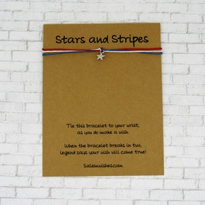 K&ouml;nnte beinhalten: Eine braune Karte mit dem Text "Stars and Stripes" darauf gedruckt. Die Karte enth&auml;lt auch Anweisungen f&uuml;r ein Gl&uuml;cksarmband: "Binde dieses Armband an dein Handgelenk, w&auml;hrend du dir etwas w&uuml;nschst. Wenn das Armband in zwei Teile zerbricht, besagt die Legende, dass dein Wunsch in Erf&uuml;llung geht!" Die Karte enth&auml;lt auch die Website-Adresse "Salemwishes.com".
