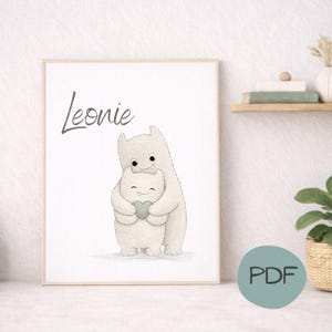Könnte beinhalten: Ein gerahmter Druck mit einer skurrilen Illustration von zwei freundlichen, weißen monsterartigen Kreaturen. Eines umarmt das andere, das ein grünes Herz hält. Der Name "Leonie" steht in Schreibschrift über den Monstern. Ein PDF-Symbol befindet sich unten rechts.