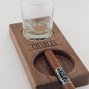 Peut inclure: Un porte-cigare et whisky en bois avec un verre &agrave; whisky et un repose-cigare. Le porte-cigare est personnalis&eacute; avec le nom "CHARLES".