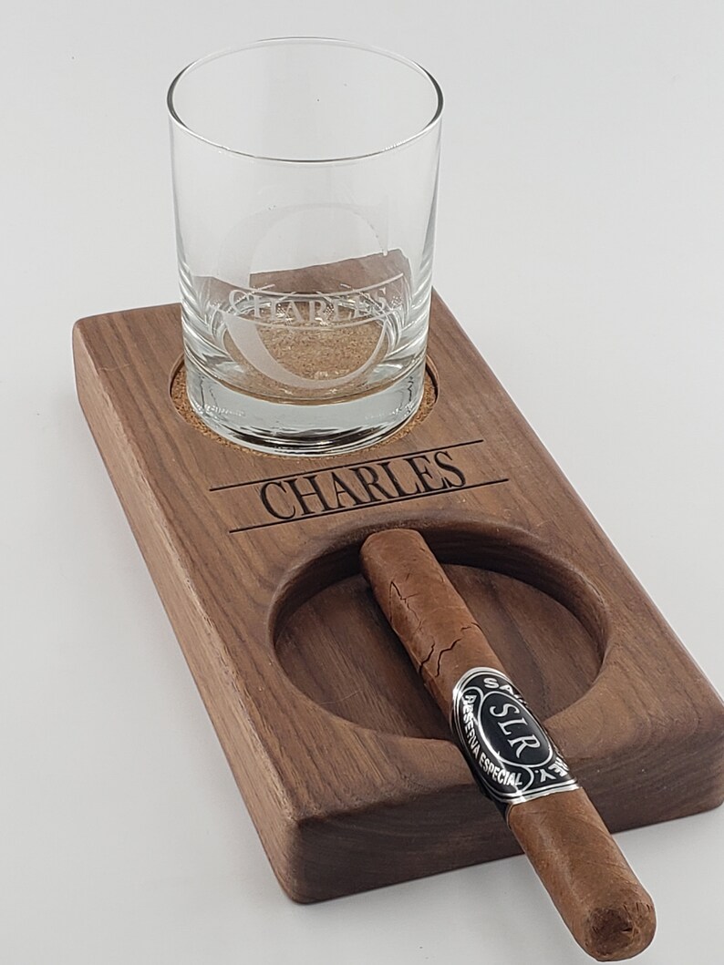 Peut inclure: Un porte-cigare et whisky en bois avec un verre &agrave; whisky et un repose-cigare. Le porte-cigare est personnalis&eacute; avec le nom "CHARLES".