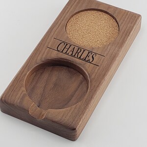 Peut inclure: Un ensemble de sous-verres en bois avec deux indentations circulaires pour les boissons et une indentation rectangulaire pour un cendrier. Le sous-verre est personnalis&eacute; avec le nom "CHARLES".