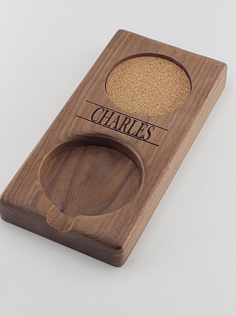Peut inclure: Un ensemble de sous-verres en bois avec deux indentations circulaires pour les boissons et une indentation rectangulaire pour un cendrier. Le sous-verre est personnalis&eacute; avec le nom "CHARLES".