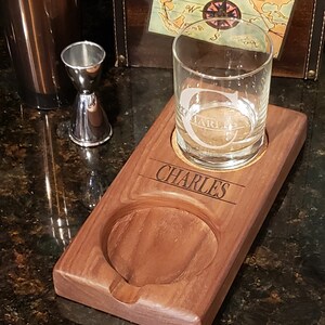 Peut inclure: Un dessous de verre en bois avec un porte-verre et une zone s&eacute;par&eacute;e pour un verre &agrave; shot. Le dessous de verre est personnalis&eacute; avec le nom "CHARLES".