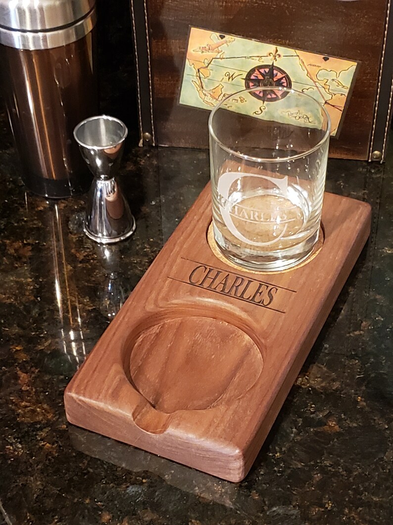 Peut inclure: Un dessous de verre en bois avec un porte-verre et une zone s&eacute;par&eacute;e pour un verre &agrave; shot. Le dessous de verre est personnalis&eacute; avec le nom "CHARLES".