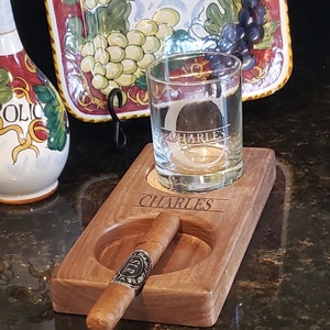 Peut inclure: Un porte-cigare et porte-verre en bois avec un verre &agrave; whisky et un repose-cigare. Le porte-cigare est personnalis&eacute; avec le nom "CHARLES".