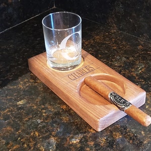 Peut inclure: Un plateau en bois avec un porte-verre et un repose-cigare. Le plateau est grav&eacute; du nom "CHARLES".