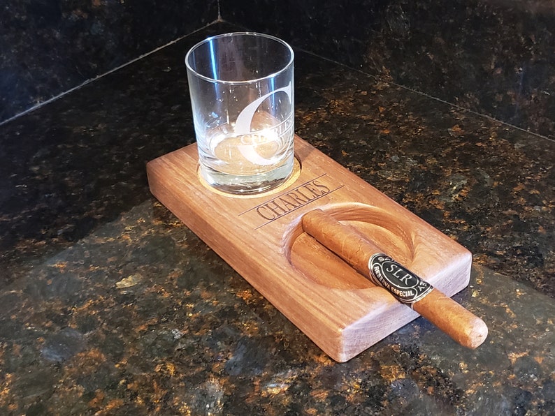 Peut inclure: Un plateau en bois avec un porte-verre et un repose-cigare. Le plateau est grav&eacute; du nom "CHARLES".