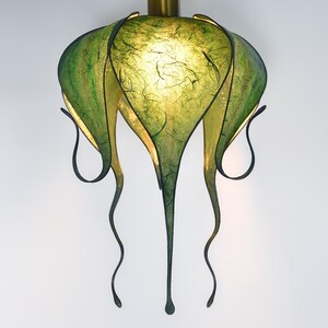 Paralume a forma di fiore di carta verde scuro | Paralume per lampade da soffitto, da tavolo o da terra |  Luce artistica in stile fantasy |  Decorazione unica fatta a mano