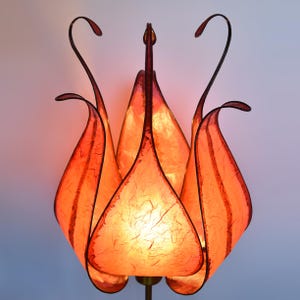 Paralume con fiori di carta in rosso |  Stile elfico fantasy |  Decorazioni uniche fatte a mano
