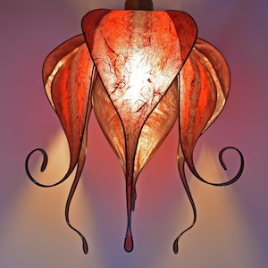 Paralume con fiori di carta in rosso scuro |  Stile elfico fantasy |  Decorazioni uniche fatte a mano