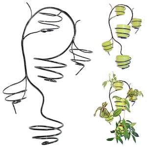 Puede incluir: Un soporte para plantas de metal negro con forma de árbol con cinco soportes en espiral para plantas en maceta. El soporte se muestra con cinco macetas verdes, algunas con plantas.