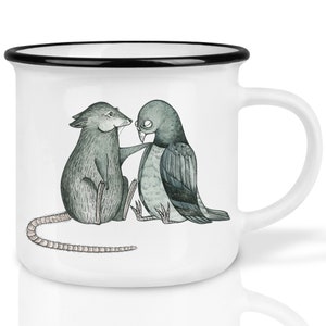 Może przedstawiać: Biały kubek ceramiczny z czarną obwódką przedstawiający kreskówkową ilustrację szarej szczura i szarej gołębicy. Szczur trzyma skrzydło gołębicy łapą.