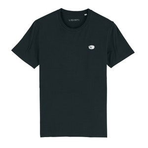 K&ouml;nnte beinhalten: Schwarzes T-Shirt mit Rundhalsausschnitt und dem Markennamen "LIGARTI" am Ausschnitt. Ein kleines, wei&szlig;es, gesticktes Schaf-Design befindet sich auf der linken Brust. Das Shirt ist aus weichem Material.