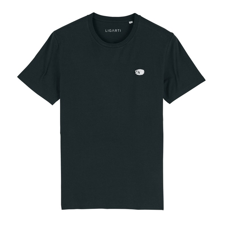K&ouml;nnte beinhalten: Schwarzes T-Shirt mit Rundhalsausschnitt und dem Markennamen "LIGARTI" am Ausschnitt. Ein kleines, wei&szlig;es, gesticktes Schaf-Design befindet sich auf der linken Brust. Das Shirt ist aus weichem Material.