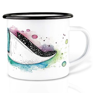 Könnte beinhalten: Eine weiße Emailletasse mit schwarzem Rand und Henkel. Die Tasse zeigt eine Schwarzweißillustration eines hochhackigen Schuhs mit einem Tupfenmuster. Der Hintergrund ist ein Aquarell in Rosa, Lila, Blau und Grün.