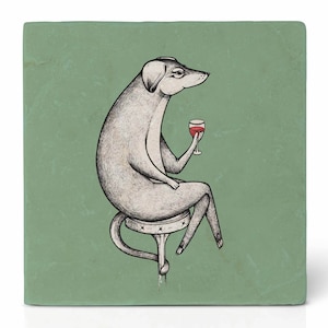 Puede incluir: Una ilustración dibujada a mano de un perro sentado en un taburete y sosteniendo una copa de vino tinto. El perro está dibujado en blanco y negro sobre un fondo verde.