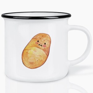 Può includere: Tazza in ceramica bianca con bordo e manico neri. La tazza presenta un'illustrazione a cartoni animati di una patata sorridente con un rossore. La patata è marrone chiaro con dettagli marrone scuro.