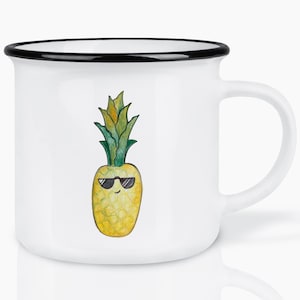 Può includere: Tazza smaltata bianca con bordo e manico neri. La tazza presenta un'illustrazione ad acquerello di un ananas giallo con occhiali da sole. L'ananas ha foglie verdi e una faccia sorridente. Adatta per bevande calde o fredde.