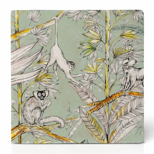 Könnte beinhalten: Ein grüner Hintergrund mit einer Dschungelszene mit drei Affen. Die Affen sind schwarz und weiß mit gelben Akzenten. Die Dschungelszene ist gefüllt mit grünen und gelben Blättern und Ästen.