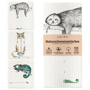 Könnte beinhalten: Wiederverwendbare Zellulose-Geschirrtücher mit Tierillustrationen. Designs umfassen ein Faultier, eine Katze und ein Chamäleon. Die Geschirrtücher sind weiß mit vertikalen Streifen. Der Text "LIGARTI Naturswammtücher" ist sichtbar.