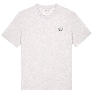 K&ouml;nnte beinhalten: Hellgraues T-Shirt mit einem kleinen, gestickten Schafmotiv auf der Brust. Das Shirt hat einen Rundhalsausschnitt und kurze &Auml;rmel. Der Markenname "LIGARTI" ist auf dem Kragen aufgedruckt.