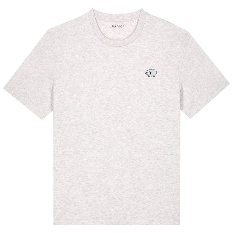 K&ouml;nnte beinhalten: Hellgraues T-Shirt mit einem kleinen, gestickten Schafmotiv auf der Brust. Das Shirt hat einen Rundhalsausschnitt und kurze &Auml;rmel. Der Markenname "LIGARTI" ist auf dem Kragen aufgedruckt.
