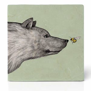 Fliesenuntersetzer | »Die Begegnung« Bär & Hummel | Design Untersetzer | Natursteinfliese image 1