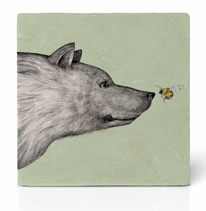 Fliesenuntersetzer | »Die Begegnung« Bär & Hummel | Design Untersetzer | Natursteinfliese image 1