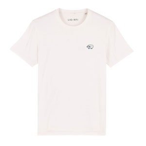 K&ouml;nnte beinhalten: Cremefarbenes Kurzarm-T-Shirt mit einem kleinen, gestickten Schafmotiv. Das T-Shirt hat einen Rundhalsausschnitt und der Markenname "LIGARTI" ist auf dem Kragen aufgedruckt.