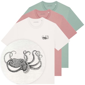 Könnte beinhalten: Drei kurzärmelige T-Shirts mit Rundhalsausschnitt in Off-White, Altrosa und Salbeigrün. Jedes Shirt zeigt eine kleine schwarz-weiße Kraken-Illustration auf der linken Brust. Der Markenname LIGARTI ist auf dem inneren Nackenetikett aufgedruckt.