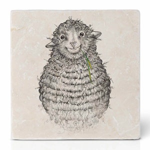Op de afbeelding: Een zwart-witte illustratie van een schaap met een groene stengel in zijn mond, gedrukt op een beige vierkante onderzetter.