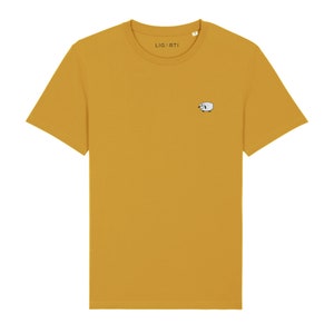 K&ouml;nnte beinhalten: Senfgelbes T-Shirt mit einem kleinen, gestickten Schafmotiv auf der Brust. Das Shirt hat einen Rundhalsausschnitt und kurze &Auml;rmel. Der Markenname "LIGARTI" ist auf dem Kragen aufgedruckt.