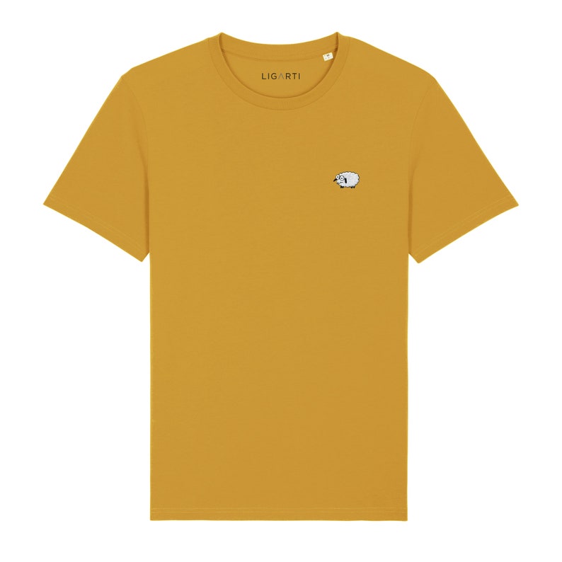 K&ouml;nnte beinhalten: Senfgelbes T-Shirt mit einem kleinen, gestickten Schafmotiv auf der Brust. Das Shirt hat einen Rundhalsausschnitt und kurze &Auml;rmel. Der Markenname "LIGARTI" ist auf dem Kragen aufgedruckt.