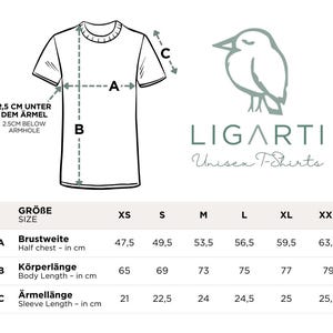 K&ouml;nnte beinhalten: Ein wei&szlig;es T-Shirt mit Rundhalsausschnitt, versehen mit einer Gr&ouml;&szlig;entabelle mit Ma&szlig;en in Zentimetern. Die Tabelle enth&auml;lt Brustumfang, K&ouml;rperl&auml;nge und &Auml;rmell&auml;nge f&uuml;r die Gr&ouml;&szlig;en XS bis XXL. Der Markenname "LIGARTI Unisex T-Shirts" ist ebenfalls abgebildet.