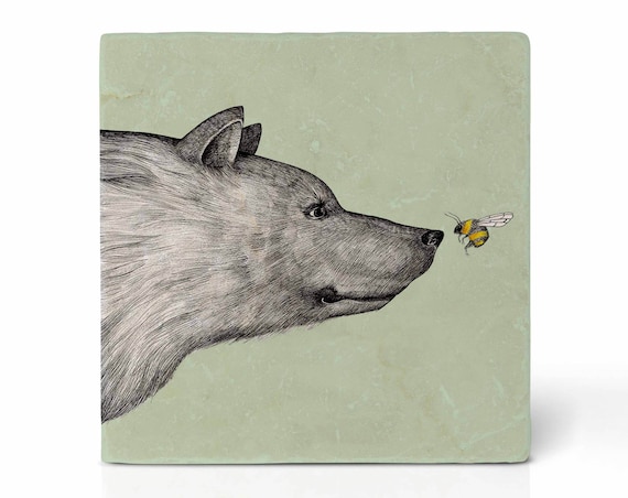 Fliesenuntersetzer | »Die Begegnung« Bär & Hummel | Design Untersetzer | Natursteinfliese