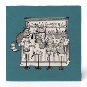 Puede incluir: Un posavasos cuadrado azul turquesa con una ilustración en blanco y negro de un mapache, un búho, un pájaro y dos gatos sentados en una barra de bar. La barra tiene un estante con botellas y vasos. La ilustración es de estilo vintage.