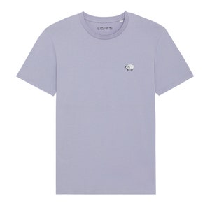 K&ouml;nnte beinhalten: Helllilafarbenes T-Shirt mit einem kleinen, gestickten Schafmotiv auf der Vorderseite. Das Shirt hat einen Rundhalsausschnitt und kurze &Auml;rmel. Der Markenname "LIGARTI" ist auf dem Kragen aufgedruckt.