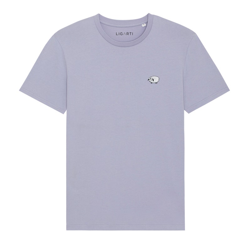 K&ouml;nnte beinhalten: Helllilafarbenes T-Shirt mit einem kleinen, gestickten Schafmotiv auf der Vorderseite. Das Shirt hat einen Rundhalsausschnitt und kurze &Auml;rmel. Der Markenname "LIGARTI" ist auf dem Kragen aufgedruckt.