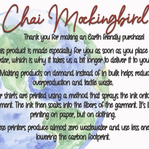 K&ouml;nnte beinhalten: Grafik mit dem Text "Chai Mockingbird" in Schreibschrift, &uuml;ber einem Aquarellbild der Erde. Der Text erkl&auml;rt die umweltfreundlichen Praktiken der Marke, einschlie&szlig;lich On-Demand-Druck und Abfallreduzierung.
